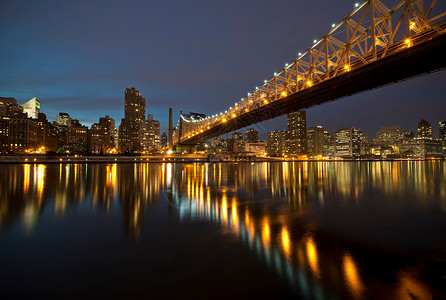 美国纽约市罗斯福岛黄昏时分的艾德·科赫皇后区大桥背景