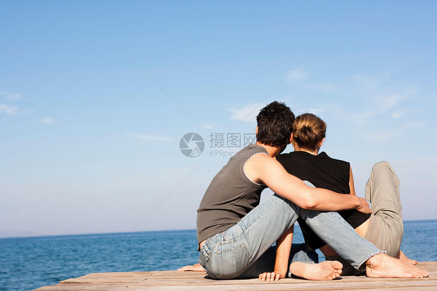 坐在码头上的一对夫妇图片