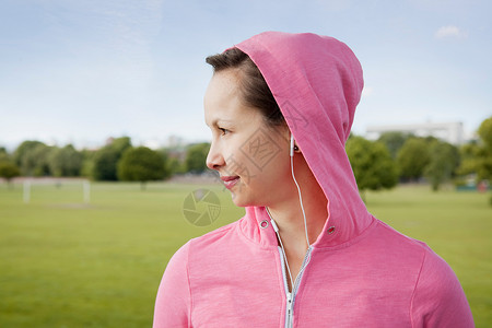 公园里戴耳机的女人图片