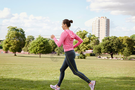 双马尾辫在公园慢跑的女人背景
