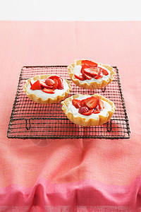 冷却架上的草莓馅饼图片