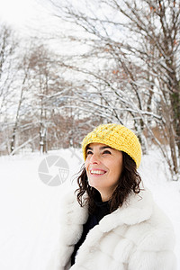 站在树林里的戴黄帽子的女人图片