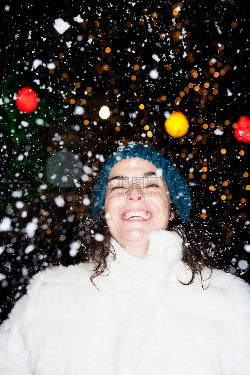 站在雪地里的女人图片