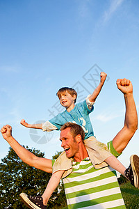 父亲和儿子肩并肩欢呼背景图片