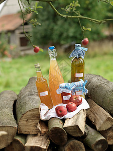 木桩上的苹果和果汁图片
