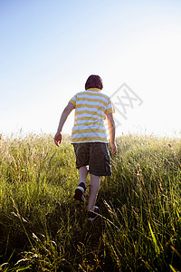 穿越草原的男孩图片