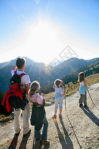 一家人在山上徒步旅行图片