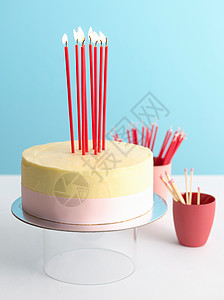 用点燃的蜡烛装饰的生日蛋糕图片
