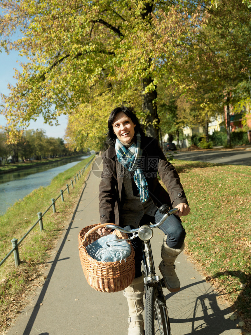 秋天骑自行车的女人图片