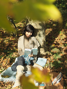 秋天在树下看书的女人图片