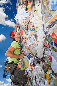 一个爬上回收墙的人图片