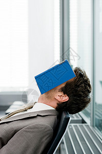 脸上带着书睡觉的男人图片