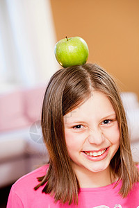 女孩平衡苹果图片