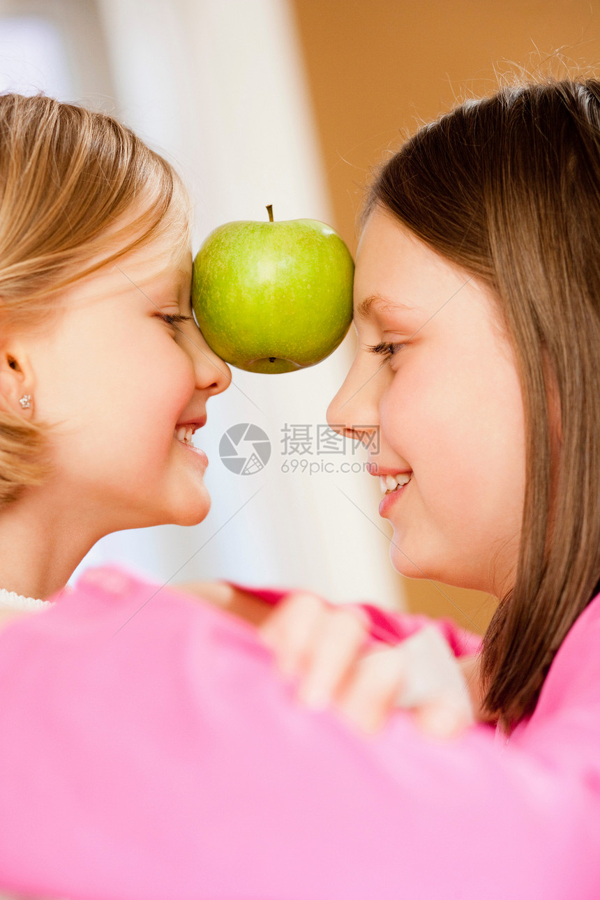带苹果的年轻姐妹图片