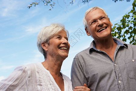 老年夫妇户外活动图片