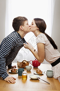 女人在桌上亲吻男朋友图片