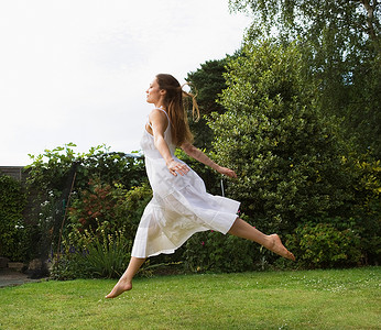 在花园里跳跃的女人图片