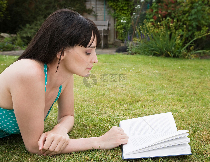 女人在花园看书图片