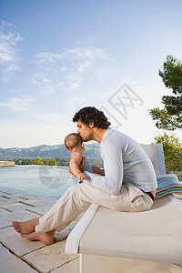 男人在水池边亲吻婴儿图片