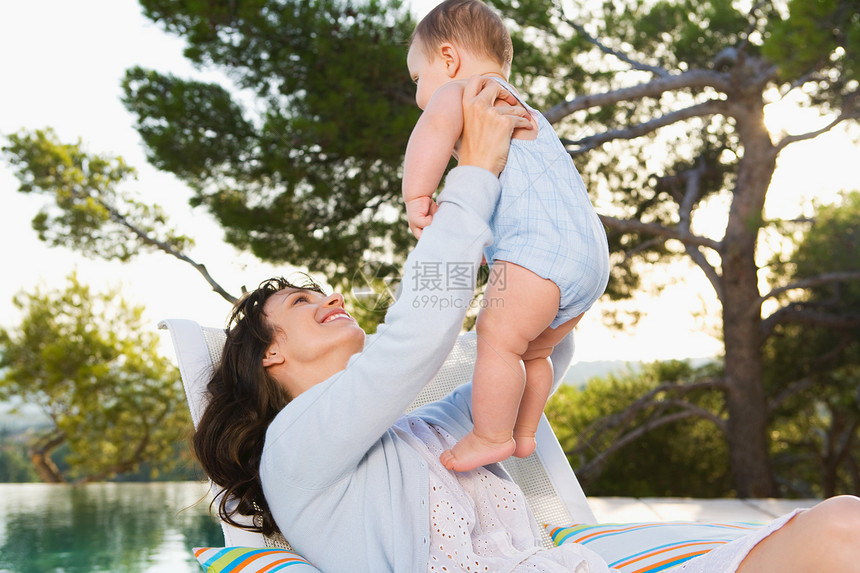 抱着婴儿的女人图片