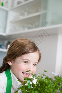 闻着植物的女孩图片