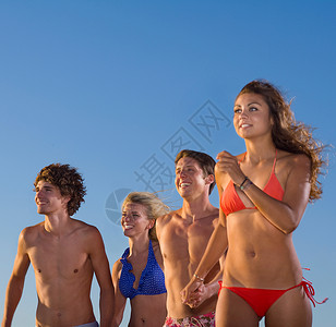 年轻人集体穿着泳衣跑步图片