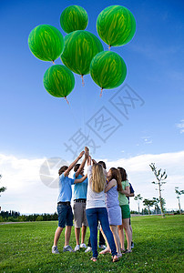 拿着氦绿色气球的青少年图片