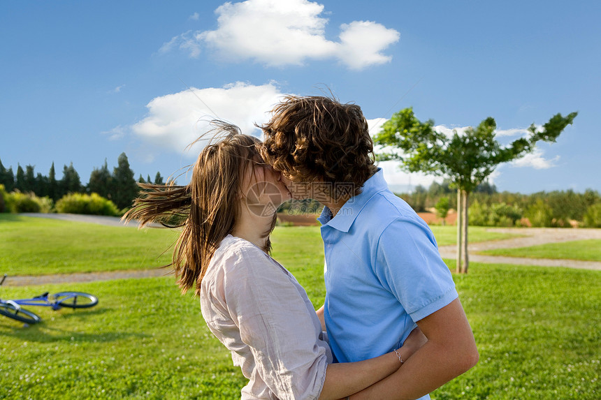 在公园接吻的年轻情侣图片