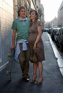怀孕的妻子和丈夫在外面图片