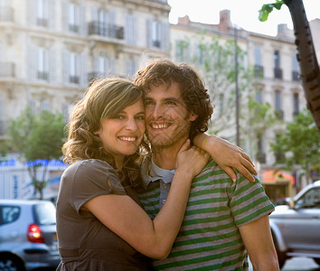 年轻夫妇站在街上背景图片