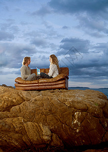 情侣在海边沙发上图片