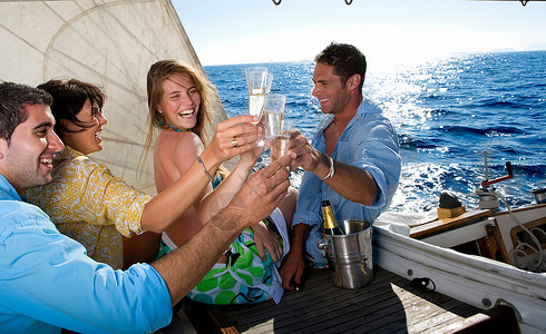 两对夫妇在帆船上祝酒干杯背景图片