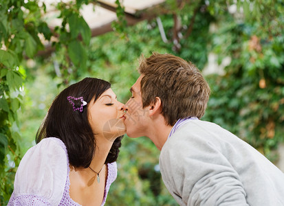 男人和女人接吻图片