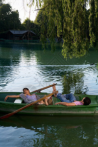 男人和女人躺在船上图片