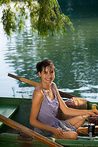 在船上野餐的女人图片