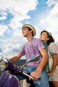摩托车上的男人和女人图片