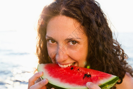 微笑的女人吃西瓜图片