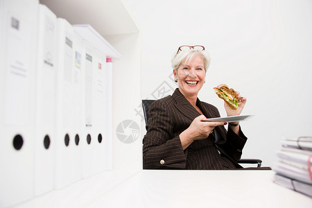 吃三明治的女人图片
