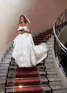 新娘下楼梯图片