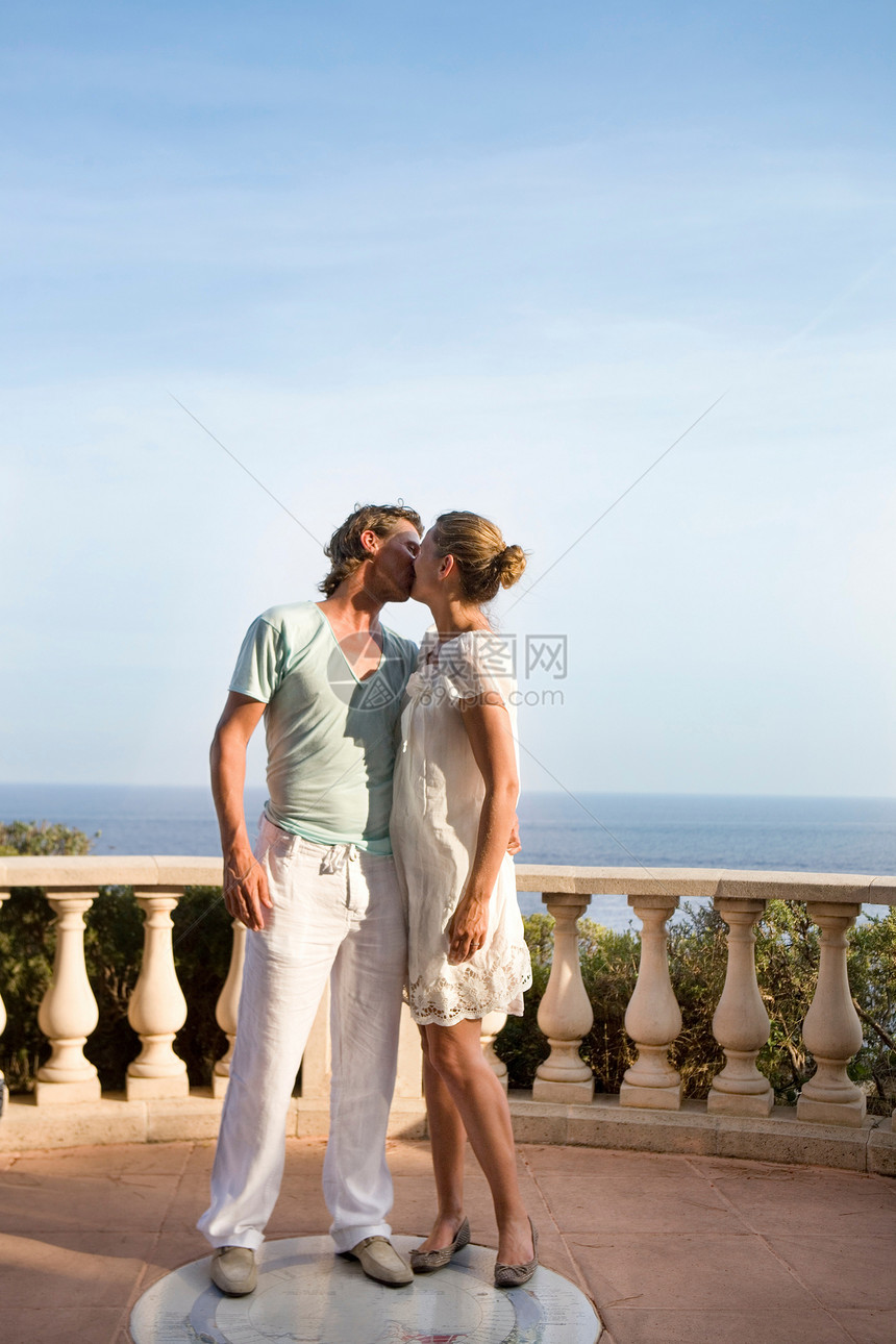 情侣在阳台接吻图片