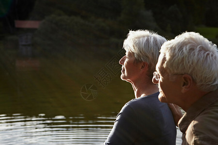 享受日落的老年夫妇图片