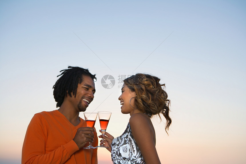 年轻夫妇在日落前喝酒图片