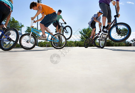 男孩们骑自行车跳高清图片
