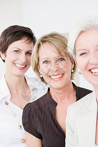 三个女人对着镜头大笑图片