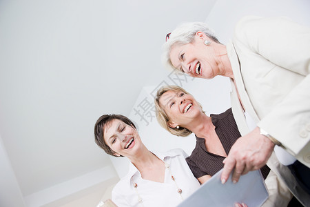 三个女人在笑图片