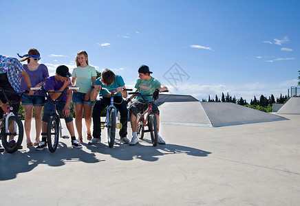 自行车公园的一群青少年图片