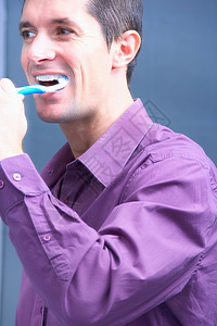 男人刷牙图片