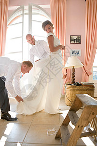 男人帮新娘穿衣服图片