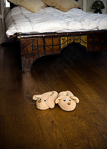 卧室地板上的拖鞋图片