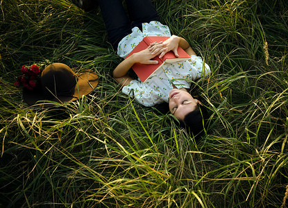 我们沉默睡在草地上的女人背景